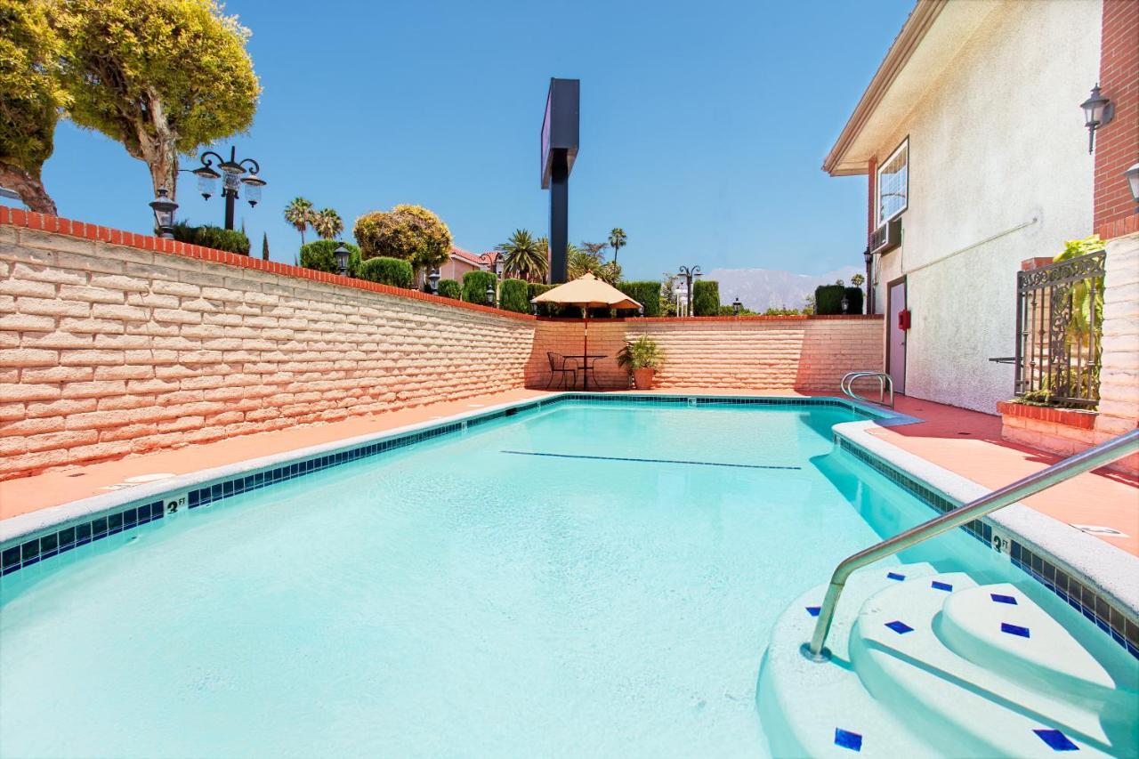 Ramada By Wyndham Pasadena Exterior foto