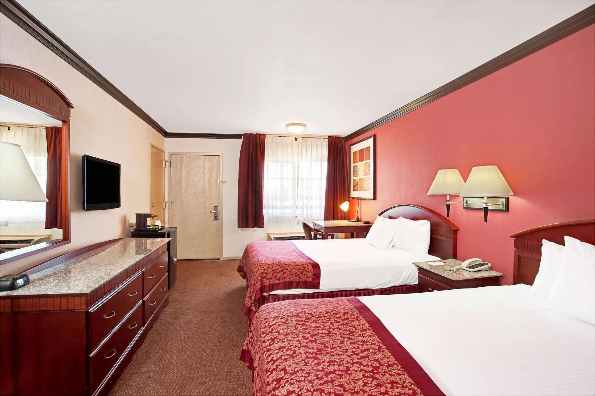 Ramada By Wyndham Pasadena Exterior foto